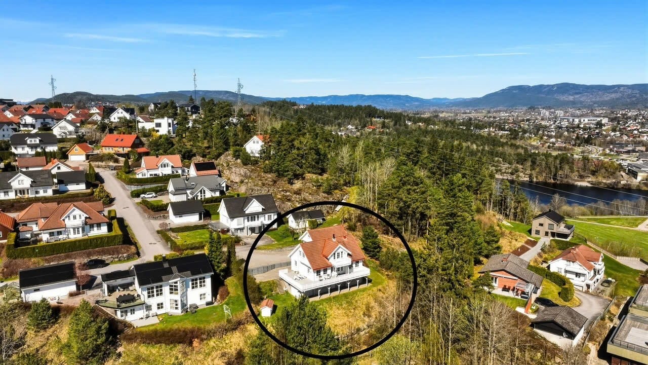 Stor familiebolig med dobbel garasje og fantastisk