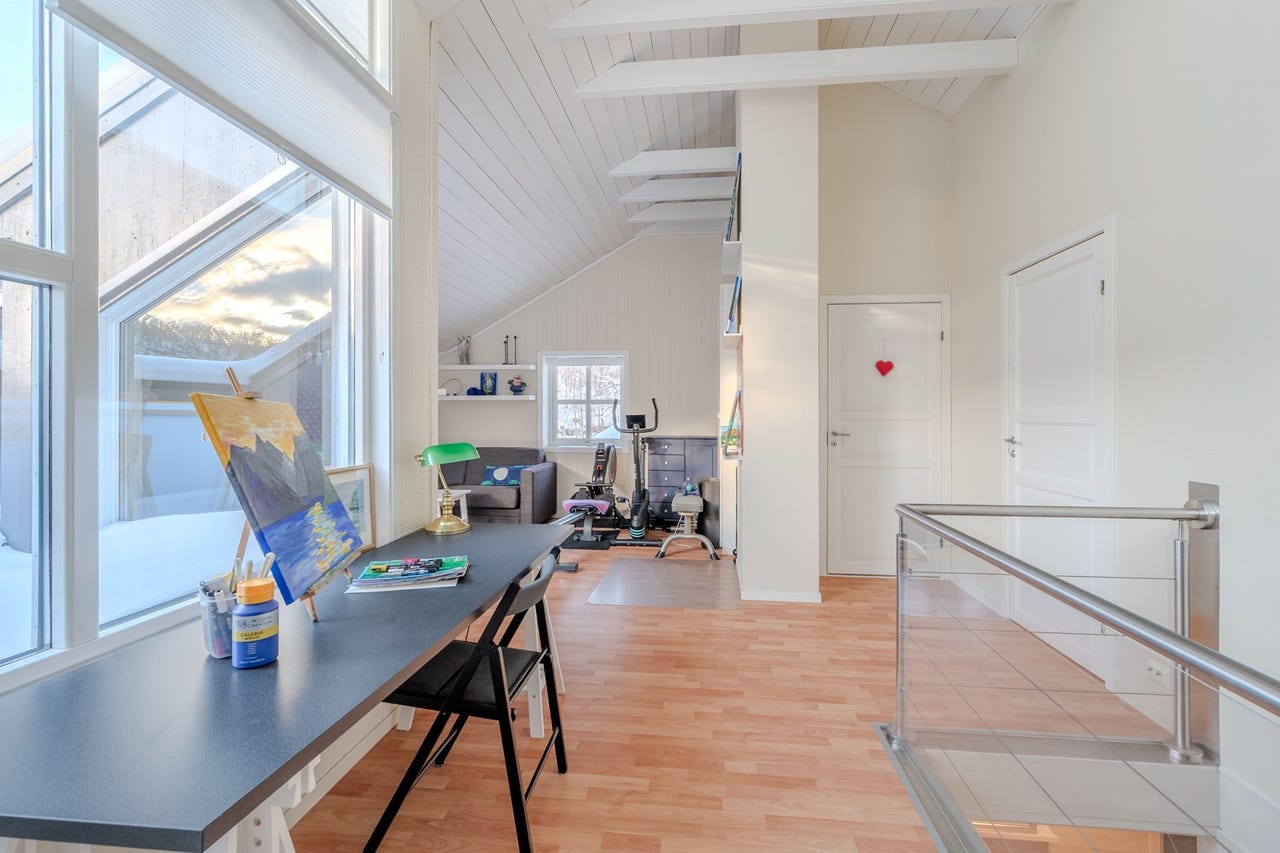Stor loftstue som også kan benyttes som soverom hvis ønskelig.