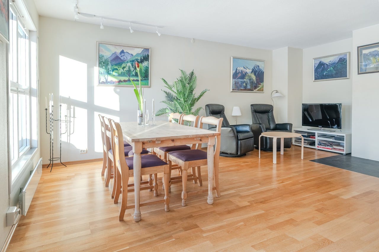 I stuen er det god plass til spisestuemøblement og sittegrupper.