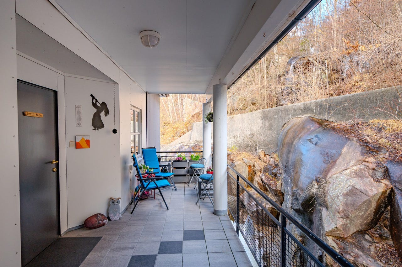 Privat inngangsparti helt på enden - ingen forbiferdsel.