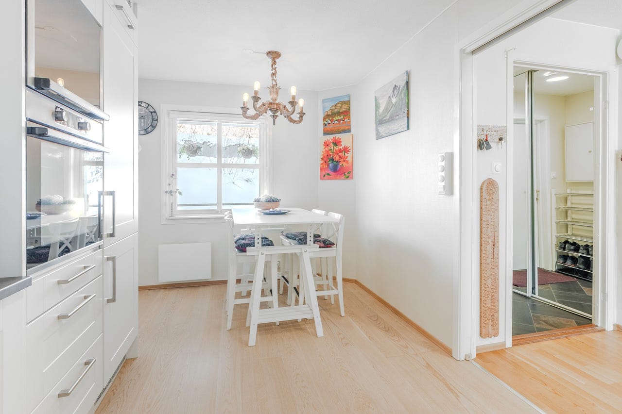 Spiseplass ved kjøkkenvindu.