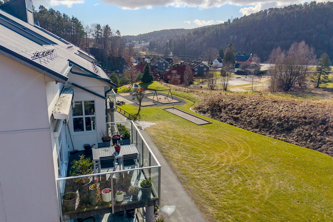 Tilsamme 3 vestvendte verandaer med kvelds- og ettermiddagssol.