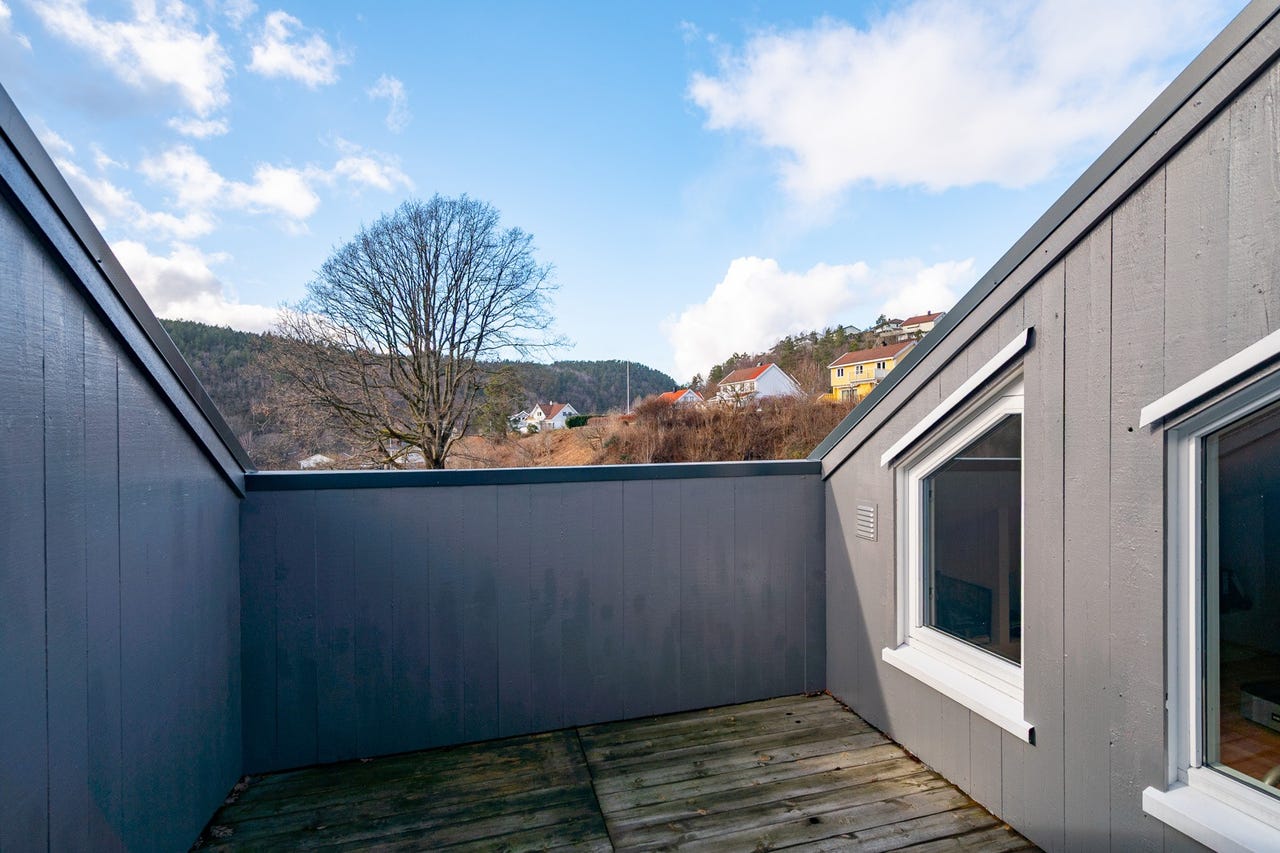 Leiligheten har tre vestvendte og solrike verandaer - her med utgang fra loftstue.