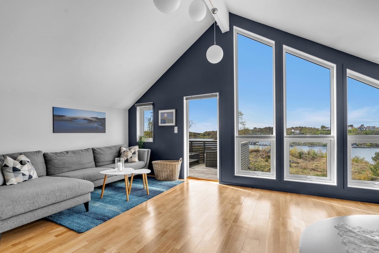 Fra stua er det utgang til boligens sørvestvendte balkong