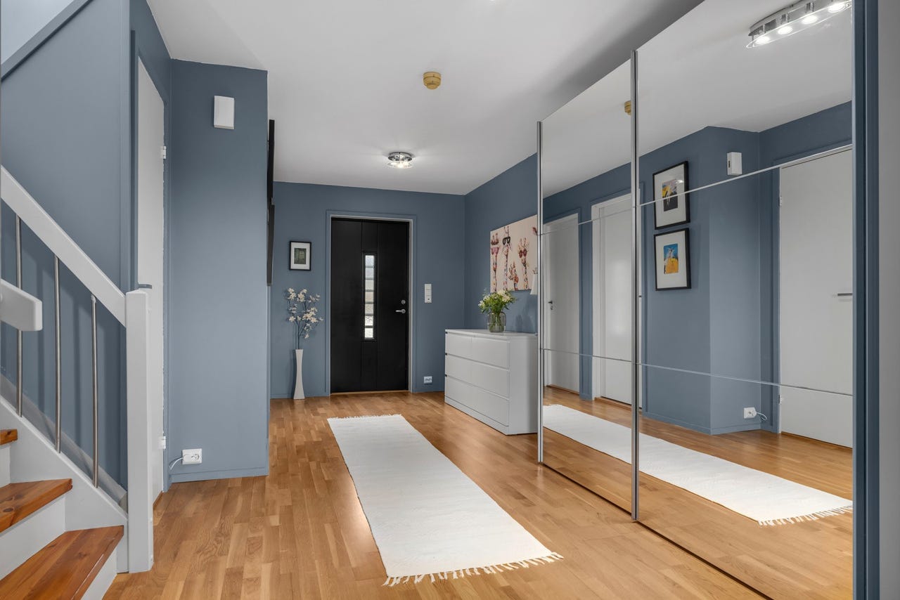 I inngangspartiet er det en stor skyvedørsgarderobe