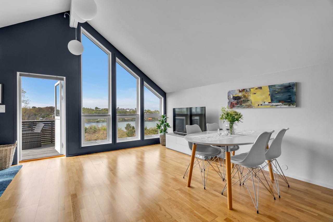 Boligen har en romslig stue med plass til både sofagruppe og spisebord