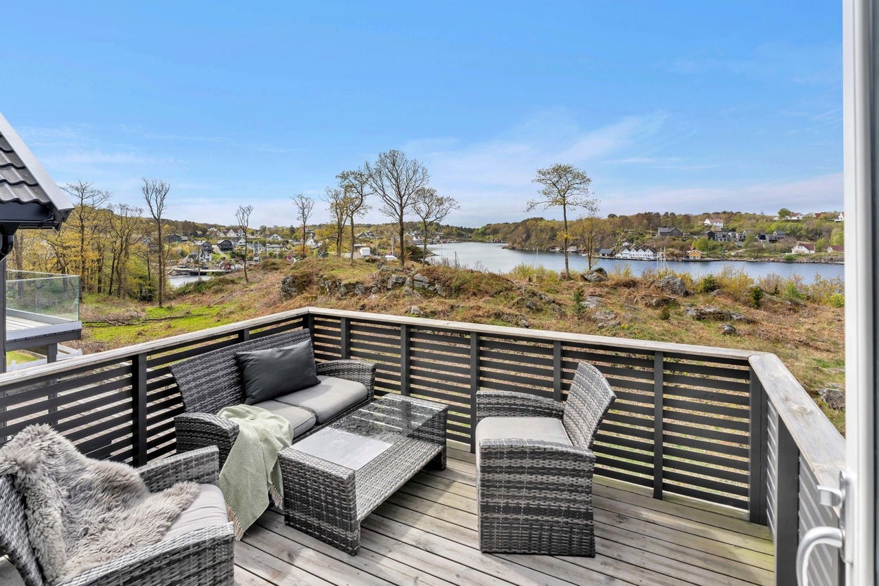 Balkongen er vendt mot sydvest og har følgelig svært gode solforhold