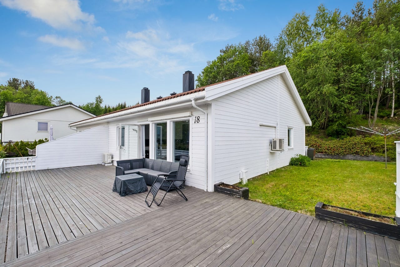Fin, vertikaldelt tomannsbolig med alt på ett plan - Skjermet, romslig terrasse med utsikt og gode solforhold
