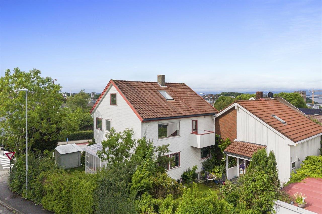 Perfekt for utleie / kollektiv - Halvpart av horisontaldelt tomannsbolig med 5 sov, 2 bad og parkering i gårdsrom