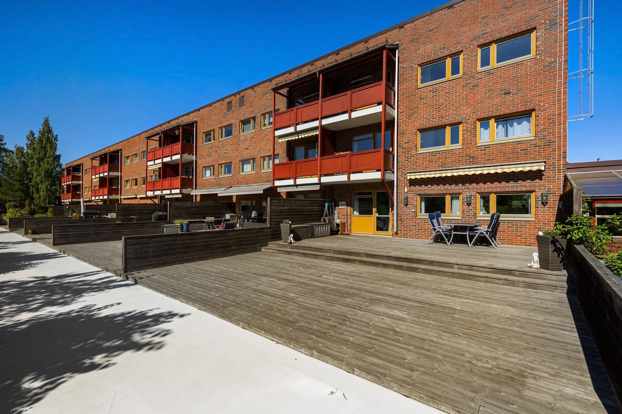 Romslig leilighet med oppussingsbehov - balkong og stor terrasse - Peis - Garasje- Stille og rolig rett ved Bekkestua!