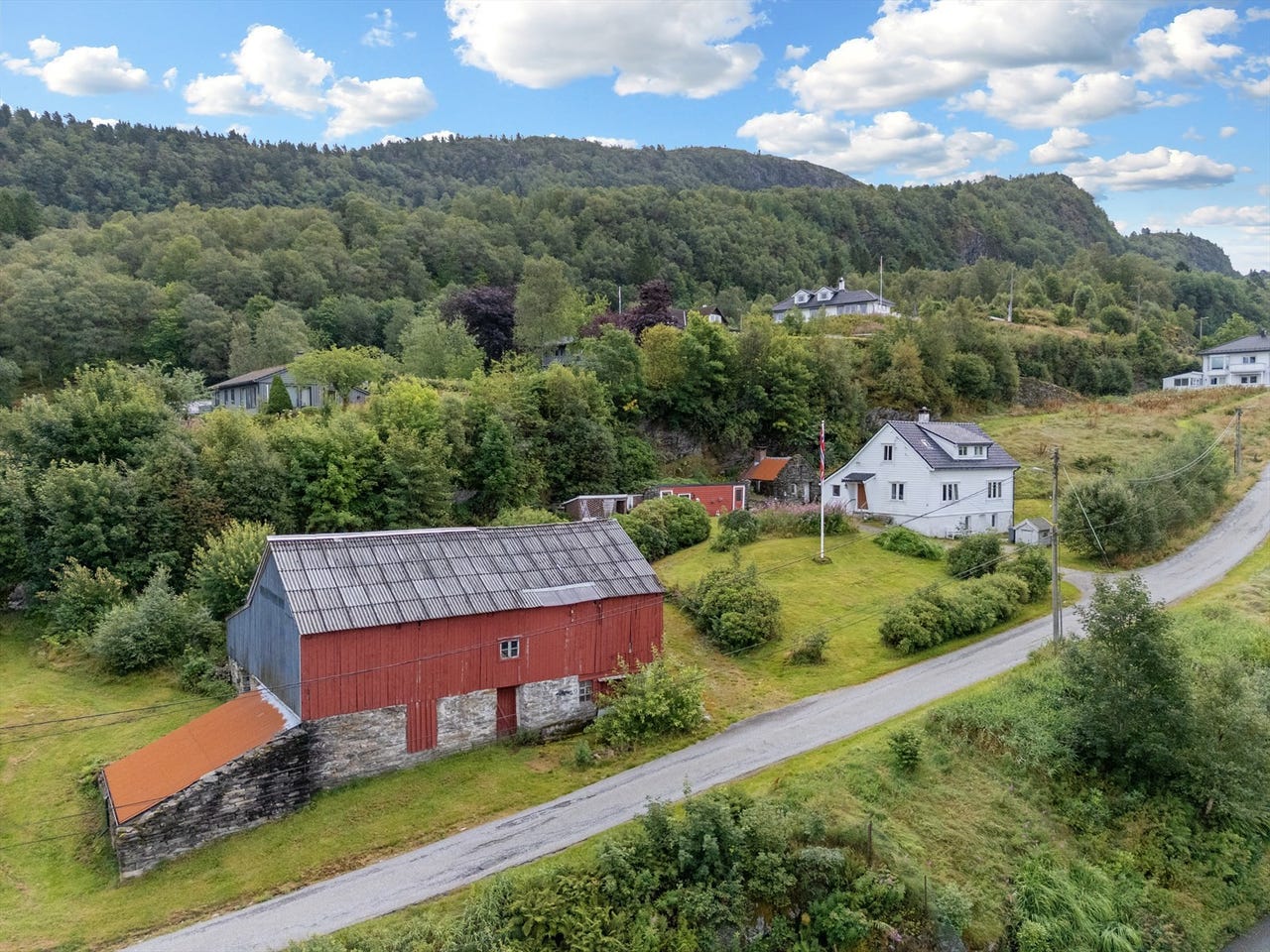Enebolig m/uthus og låve. Barnevennlig beliggenhet. Vestvendt og meget solrikt. Oppussingsprosjekt. Stor selveiet tomt
