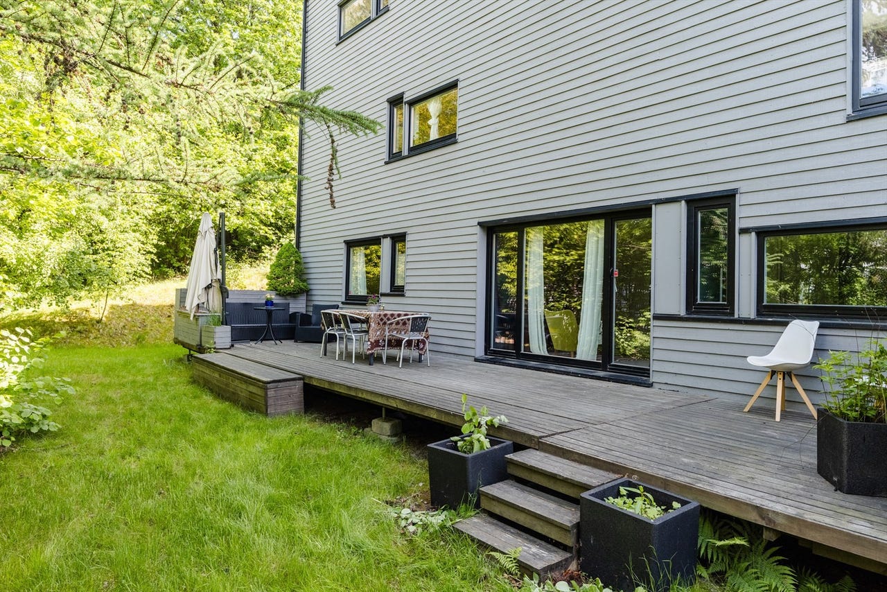 Moderne familiebolig over 2 plan| To bad | Fire soverom | To g.plasser | Flotte uteplasser | Barnevennlig beliggenhet