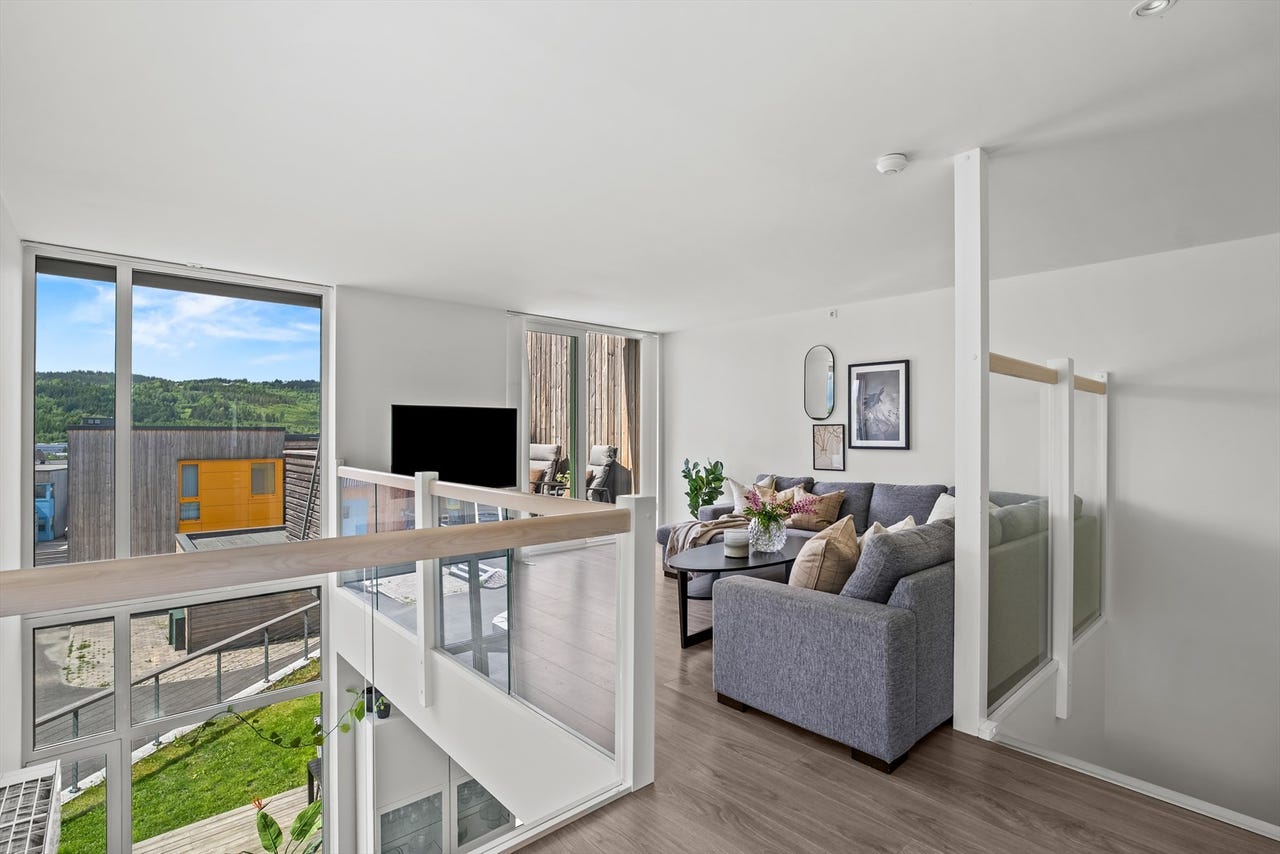 Et lyst og moderne kjedehus m/ 4 soverom og 2 bad. Solrikt - 2 balkonger - Terrasse - Parkering - Lave felleskostnader