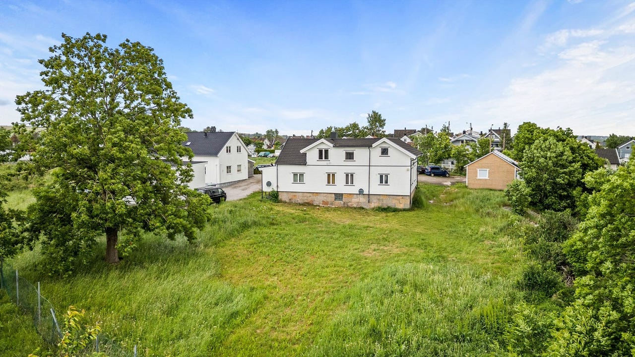 Innholdsrik eiendom med gode leieinntekter | 6 124 m² tomt med utviklingsmuligheter | Stor garasje |