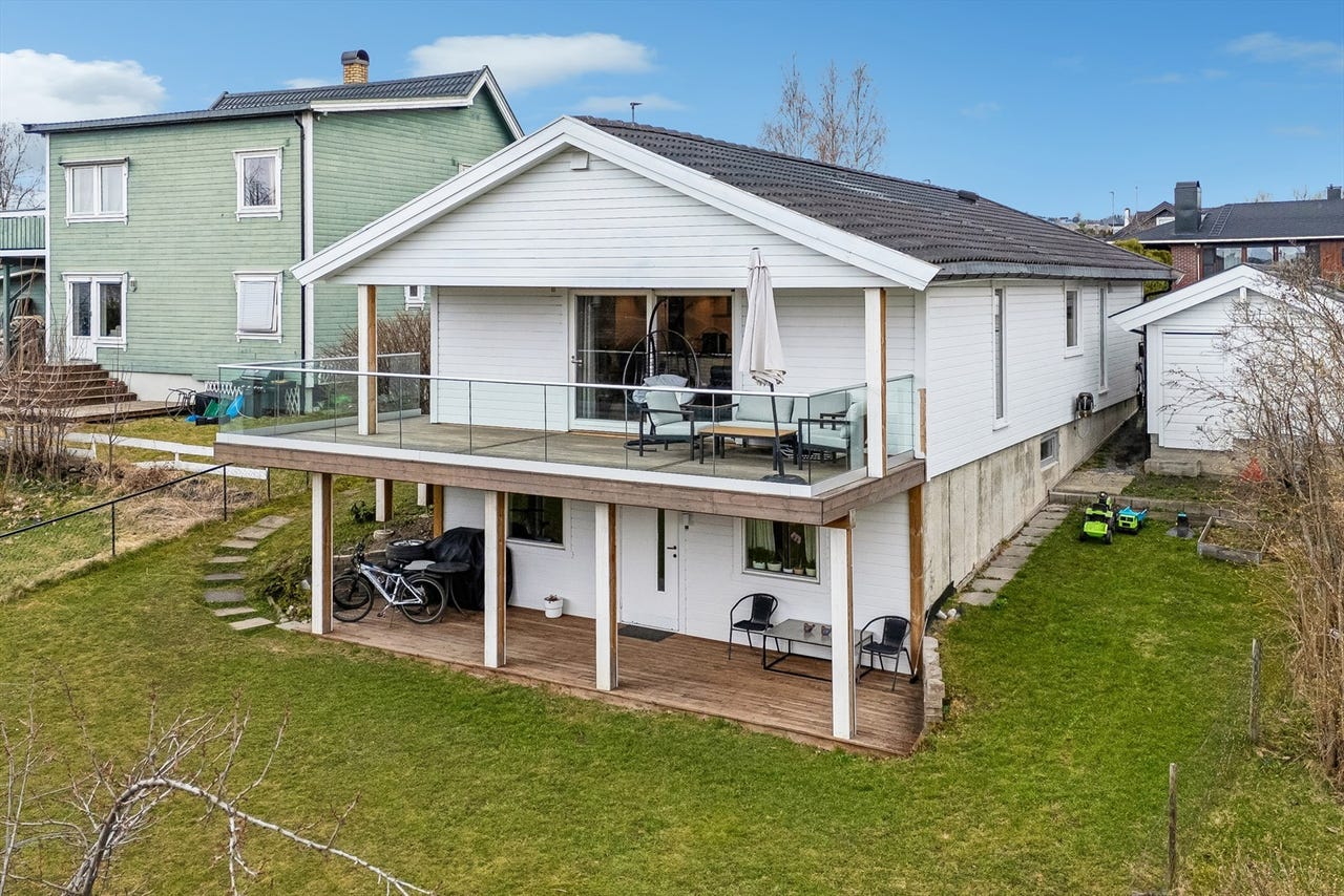 Oppgradert enebolig med moderne 1. etasje | Stor terrasse, hage og garasje | Familievennlig på Storhamar