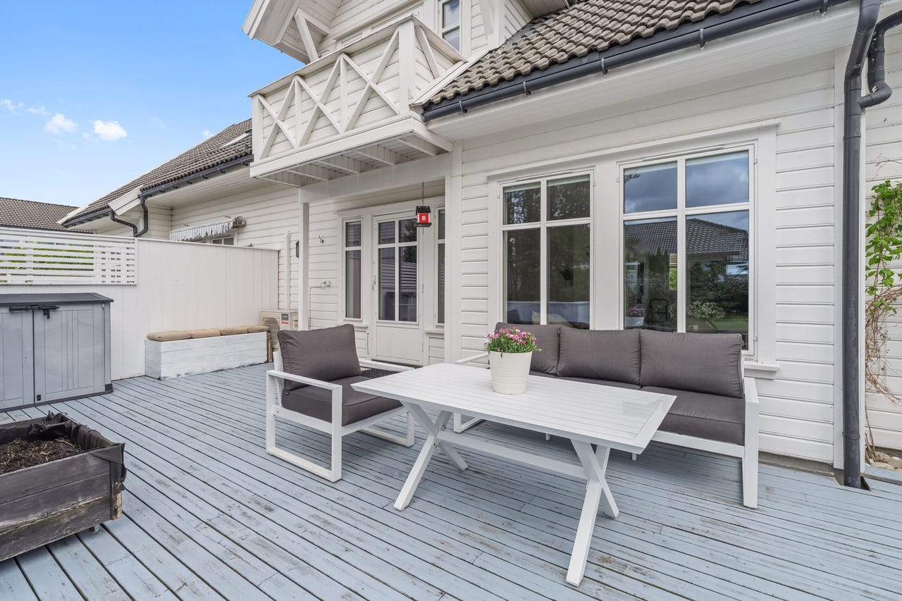 Flott familiebolig m/attraktiv og barnevennlig beliggenhet | Parkering i garasje | Tre soverom | Stor og solrik terrasse