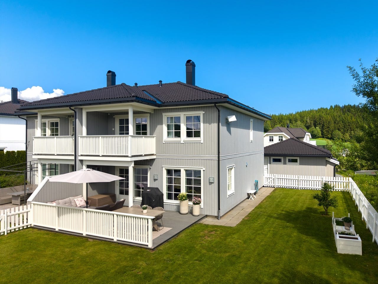 Moderne og flott tomannsbolig fra 2015 | Dobbelgarasje | Balansert ventilasjon | Nærhet til sentrum og turmuligheter.