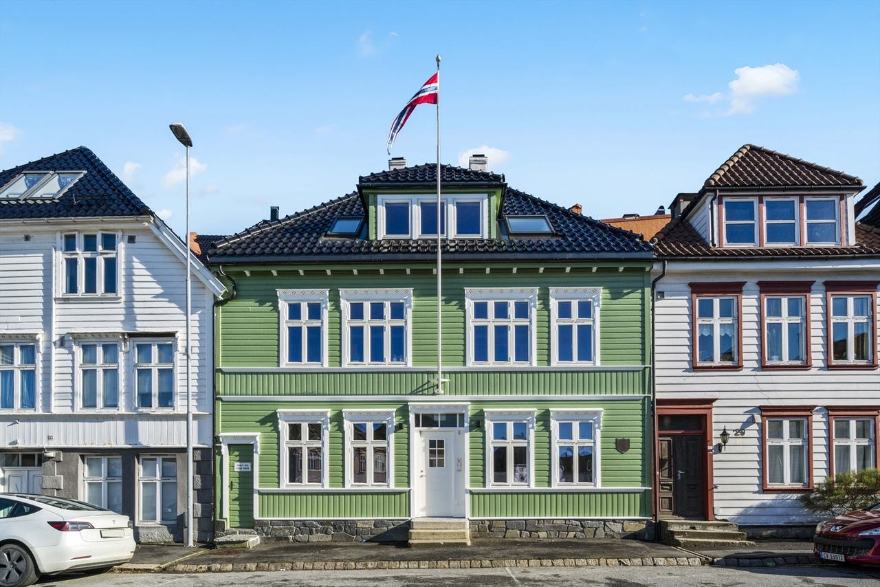 Bygårdsperle i et ærverdig bygg! Vesentlig oppusset & modernisert i 2022. Lave felleskost. Kort vei til by, fjell og sjø