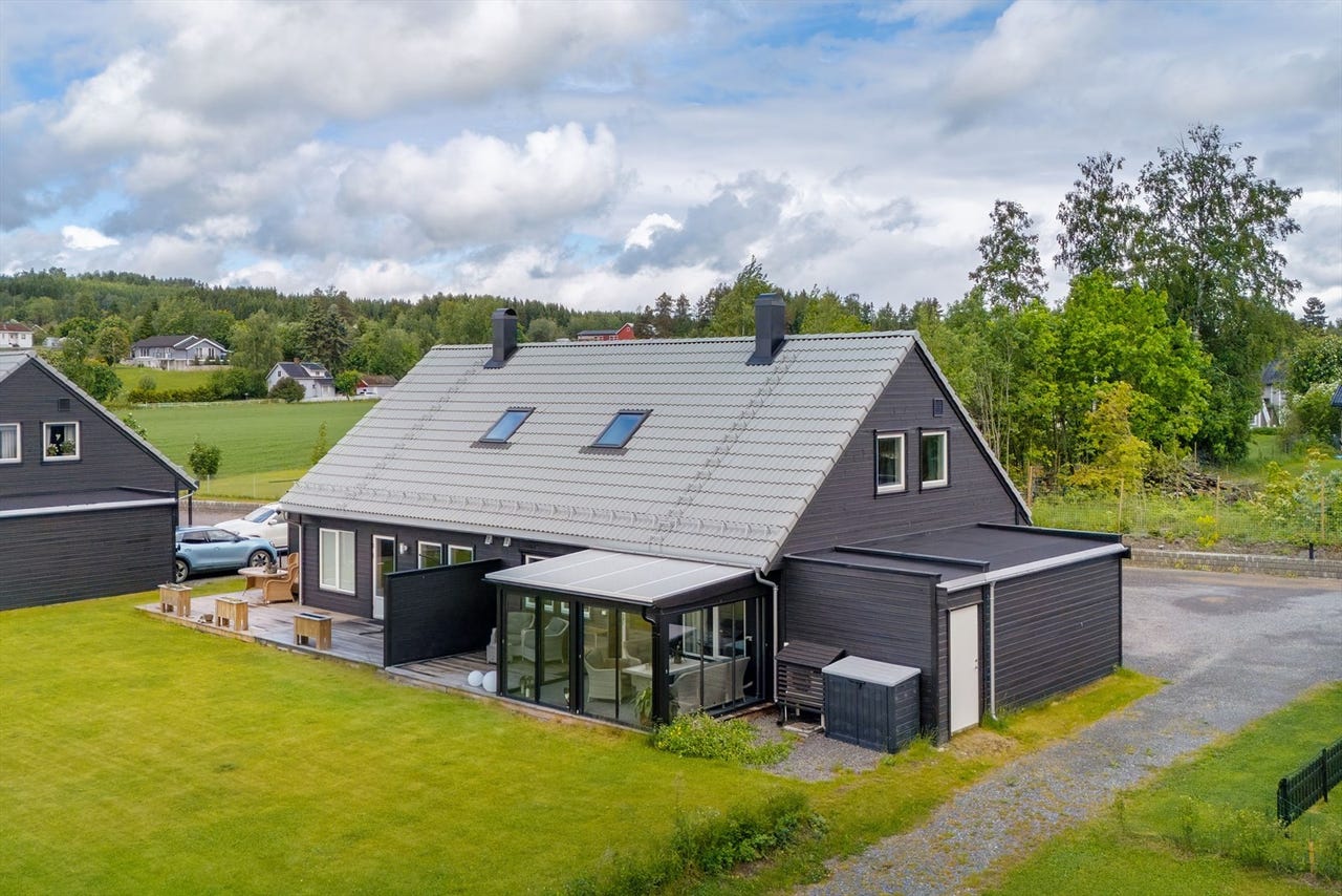 Superkoselig bolig med god standard, solrik og flott beliggenhet. Carport.
