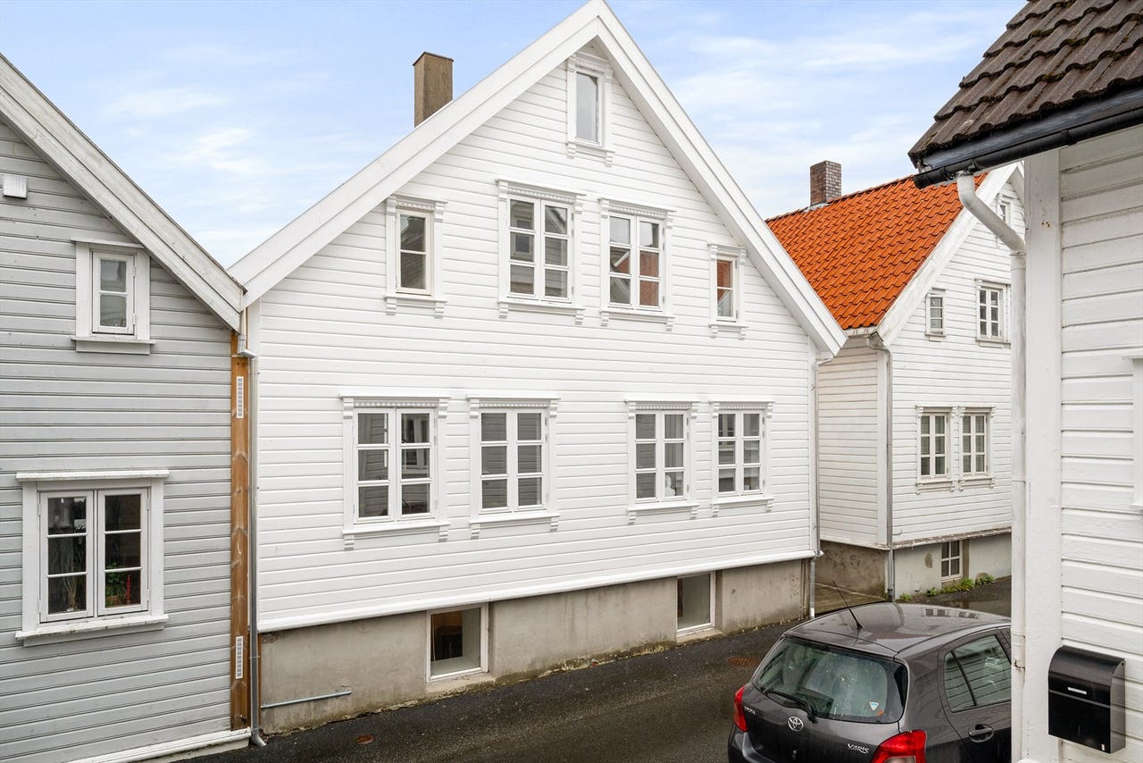 Sjarmerende enebolig i hjertet av Stavanger med 2 stuer, 3 soverom, veranda og lun, skjermet bakgård