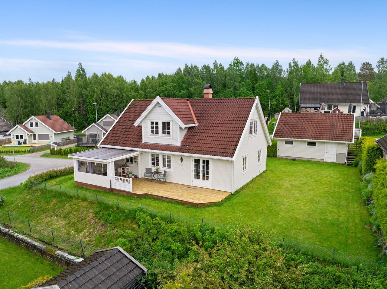 Attraktiv og innholdsrik enebolig i etablert boområde | Dobbeltgarasje m/lader, hage og store uteplasser | Barnevennlig!
