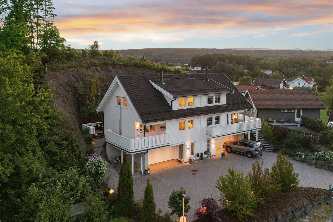 Delikat og innholdsrik halvpart av tomannsbolig | 3 sov, 2 stuer | 2 terrasser | Dobbelgarasje |Steinsatt gårdsplass