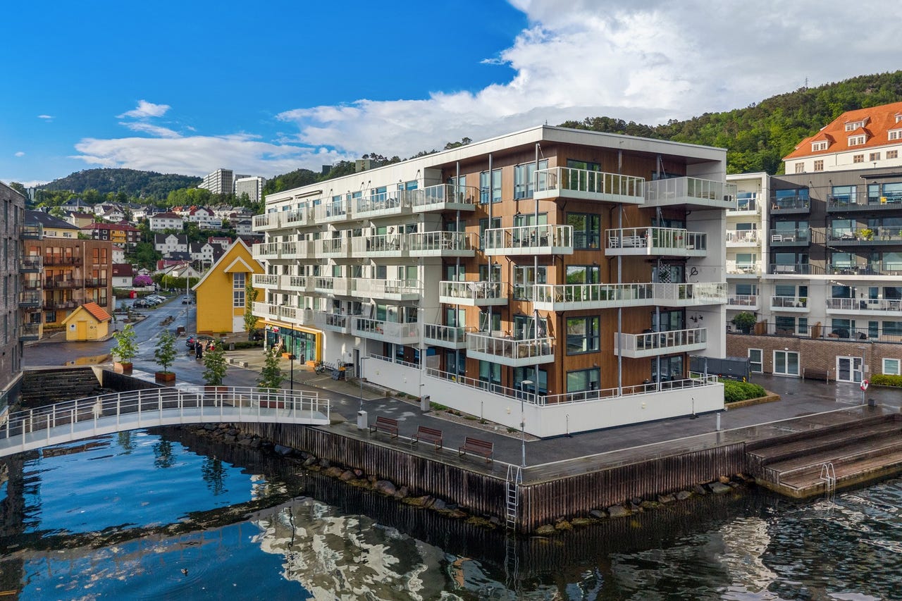 Rålekker leilighet i maritime omgivelser | Balkong | 2 soverom og 2 bad | Garasje og Heis | Kort vei til Bergen sentrum