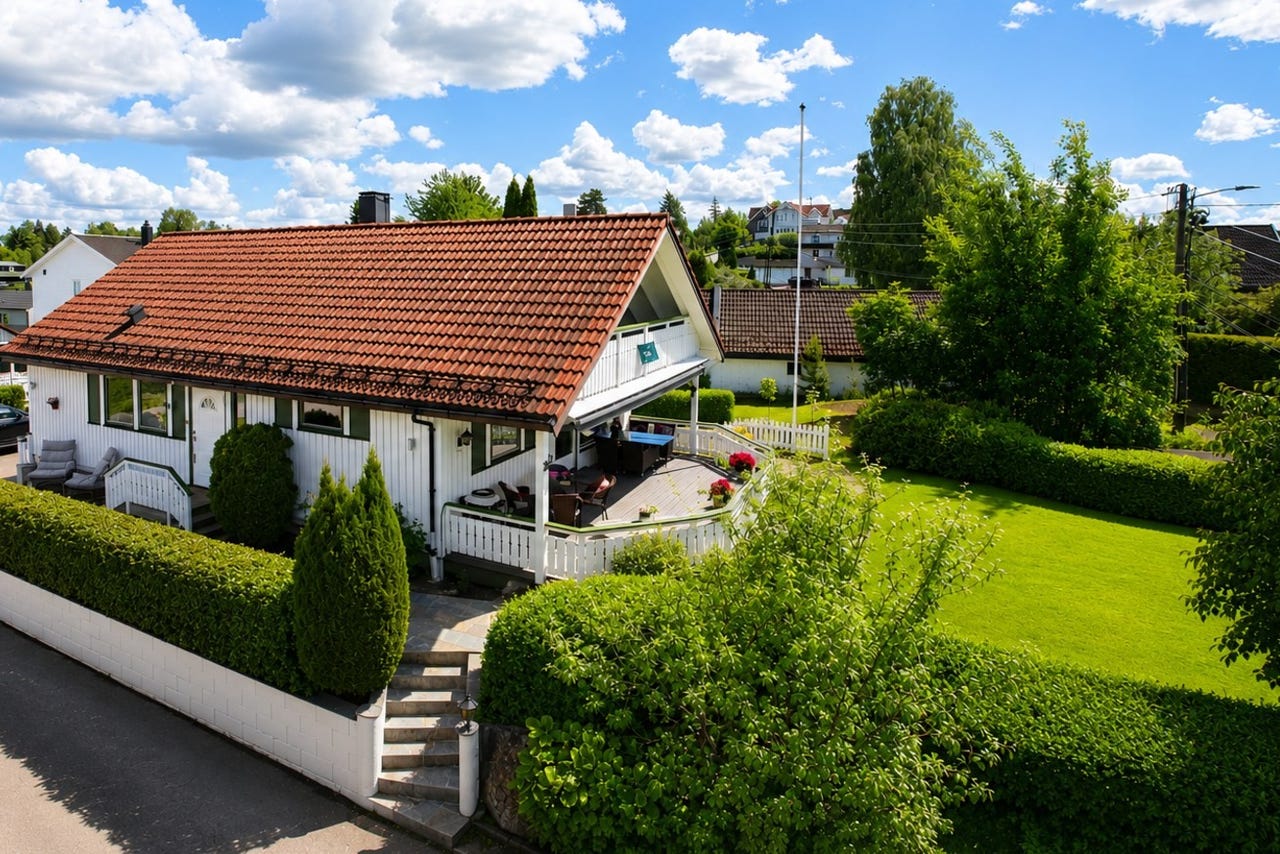 Innholdsrik og velholdt enebolig ved Langvannnet badeplass | Flotte solforhold | Kjeller m/ egen inngang | Garasje!