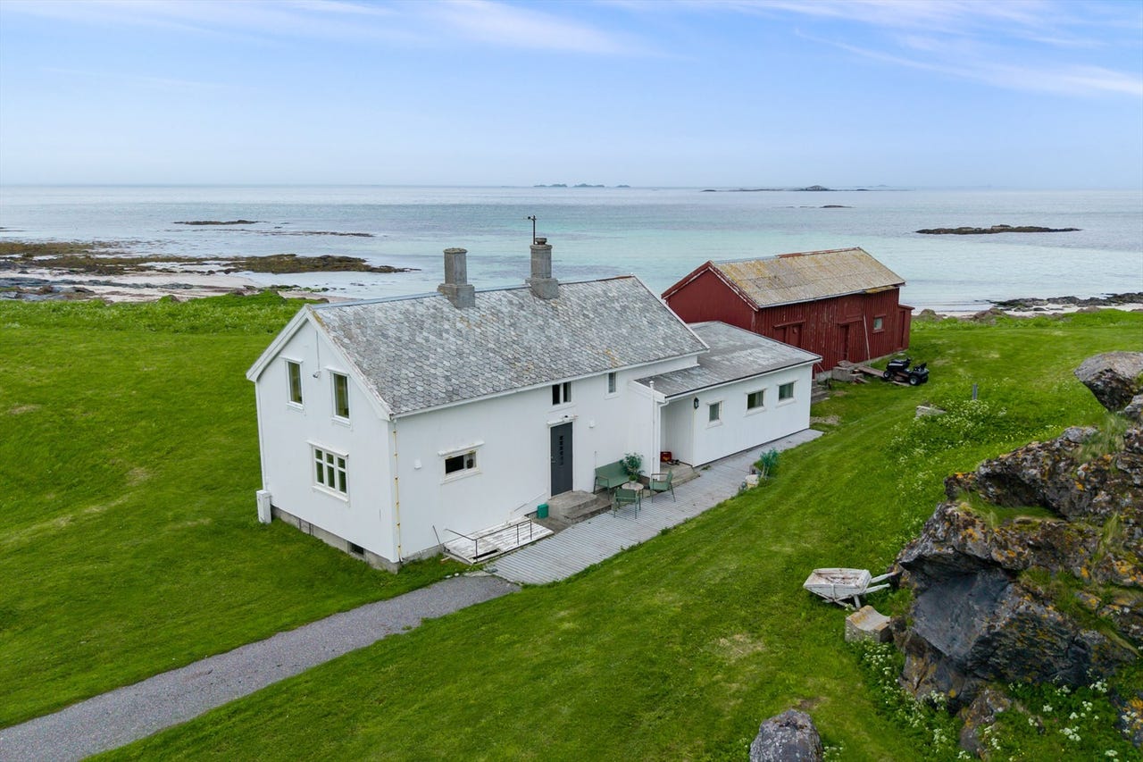 Sjelden perle av en eiendom med unik beliggenhet på Værøy i Lofoten | Panoramautsikt | 36 mål tomt, strandlinje og fjøs