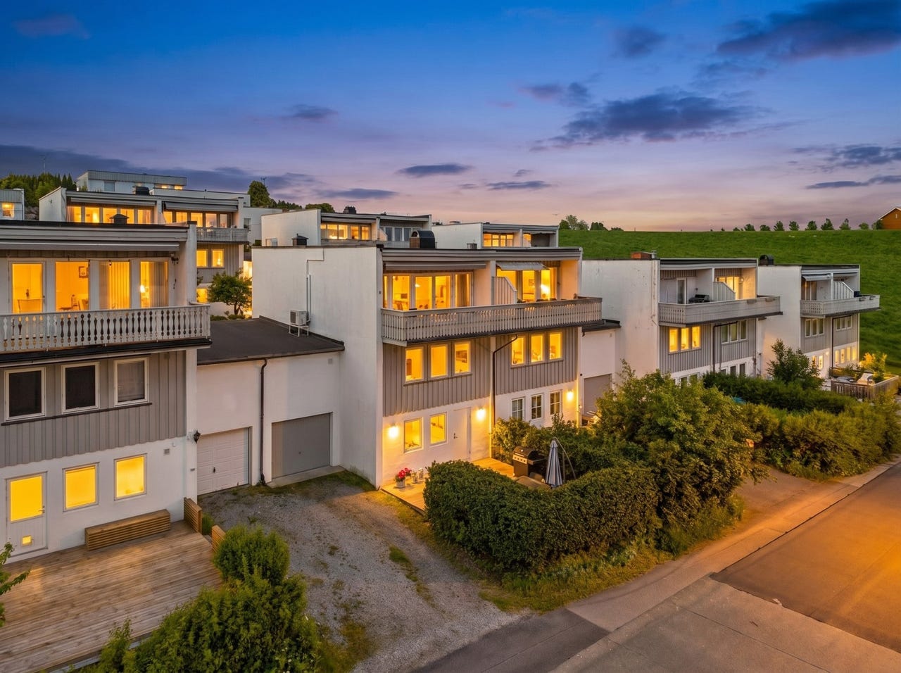 Sjelden mulighet i attraktive Riis terrasse! Tomannsbolig på 193 kvm BRA | To garasjer | 3 soverom | Gode solforhold
