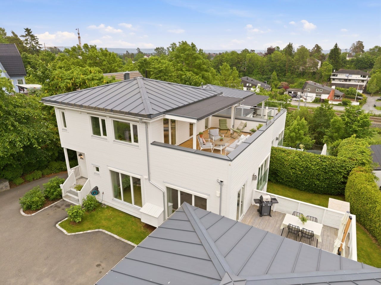 STOR OG MODERNE 1/2-PART TOMANNSBOLIG I EN HYGGELIG OG BARNEVENNLIG VILLAVEI | 3 STUER | 3 BAD | DOBBELGARASJE