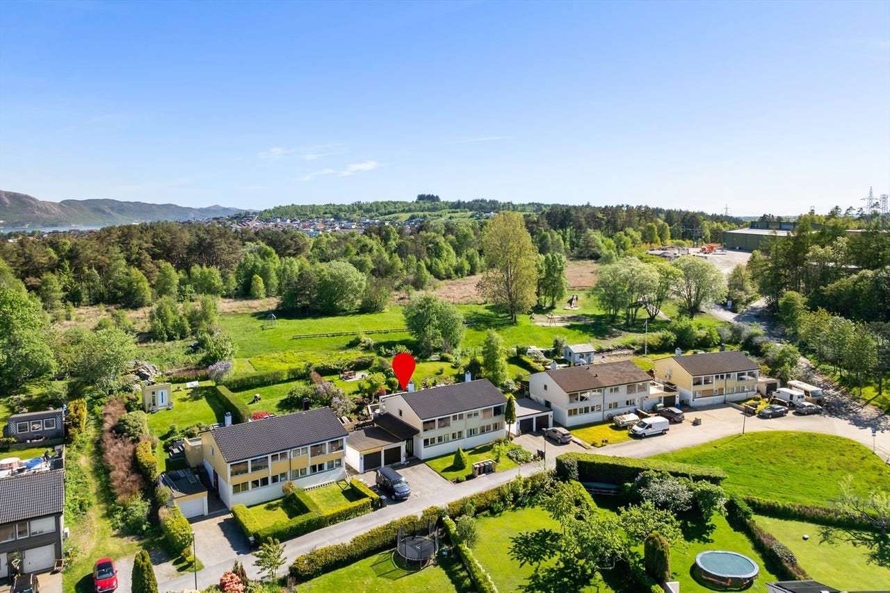 Lekker familiebolig i øverste rekke mot grøntområde | Fantastisk utsikt | Blindvei | Garasje | Flott opparbeidet hage