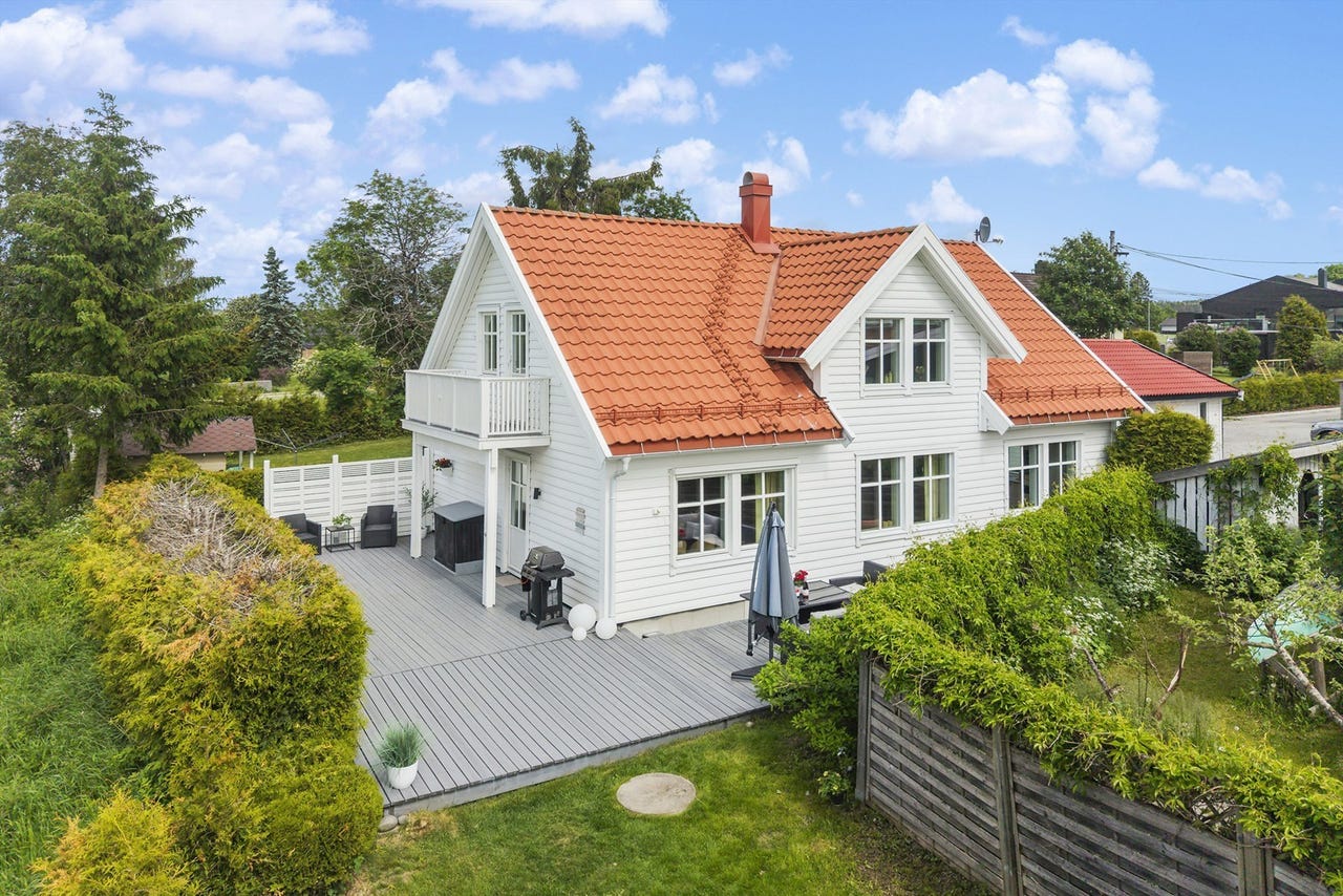 Familievennlig enebolig i jordekanten| Stor terrasse og hage m/gode solforhold | Dobbelgarasje fra 2022 med lagringsloft