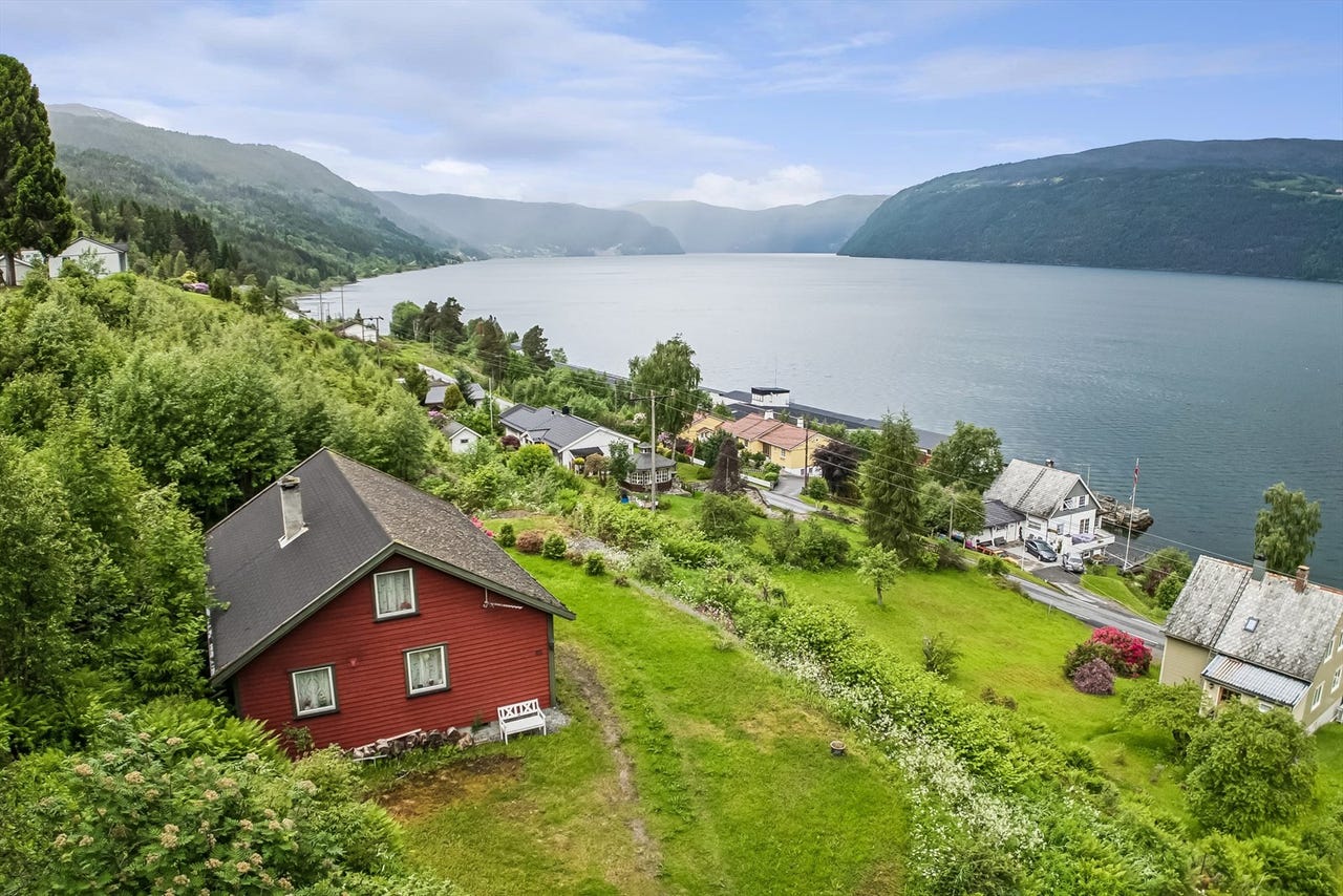 Eigedom med stor tomt og nydelig utsikt | Overbygd, vestvendt terrasse |