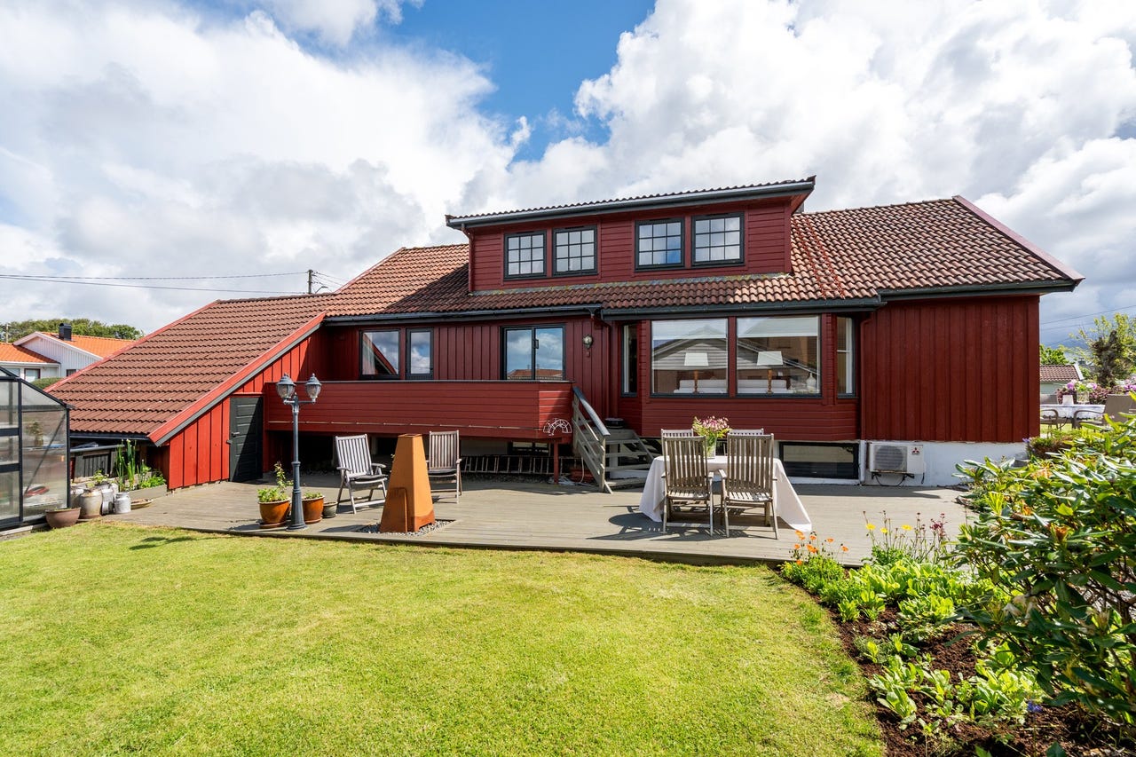 Innholdsrik familiebolig over 3 plan | Stor og velstelt tomt | Garasje | Nær Åkrasanden