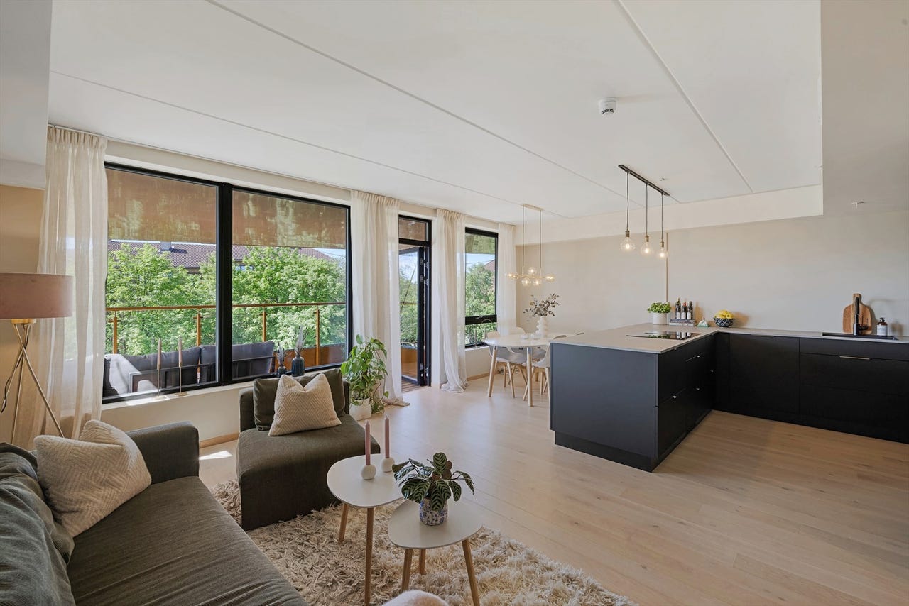 Gjennomgående 3-roms fra 2022 med 9 m² balkong | 7. etasje med heis | Mulighet for garasje | Felles takhager | Sentralt
