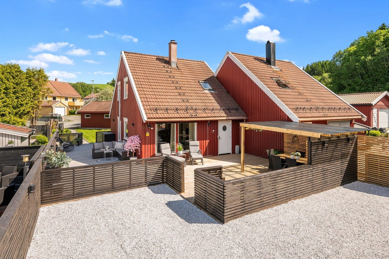 Moderne og oppgradert halvpart over to plan | Terrasse på 99 m² | Garasje med elbillader | barnevennlig område