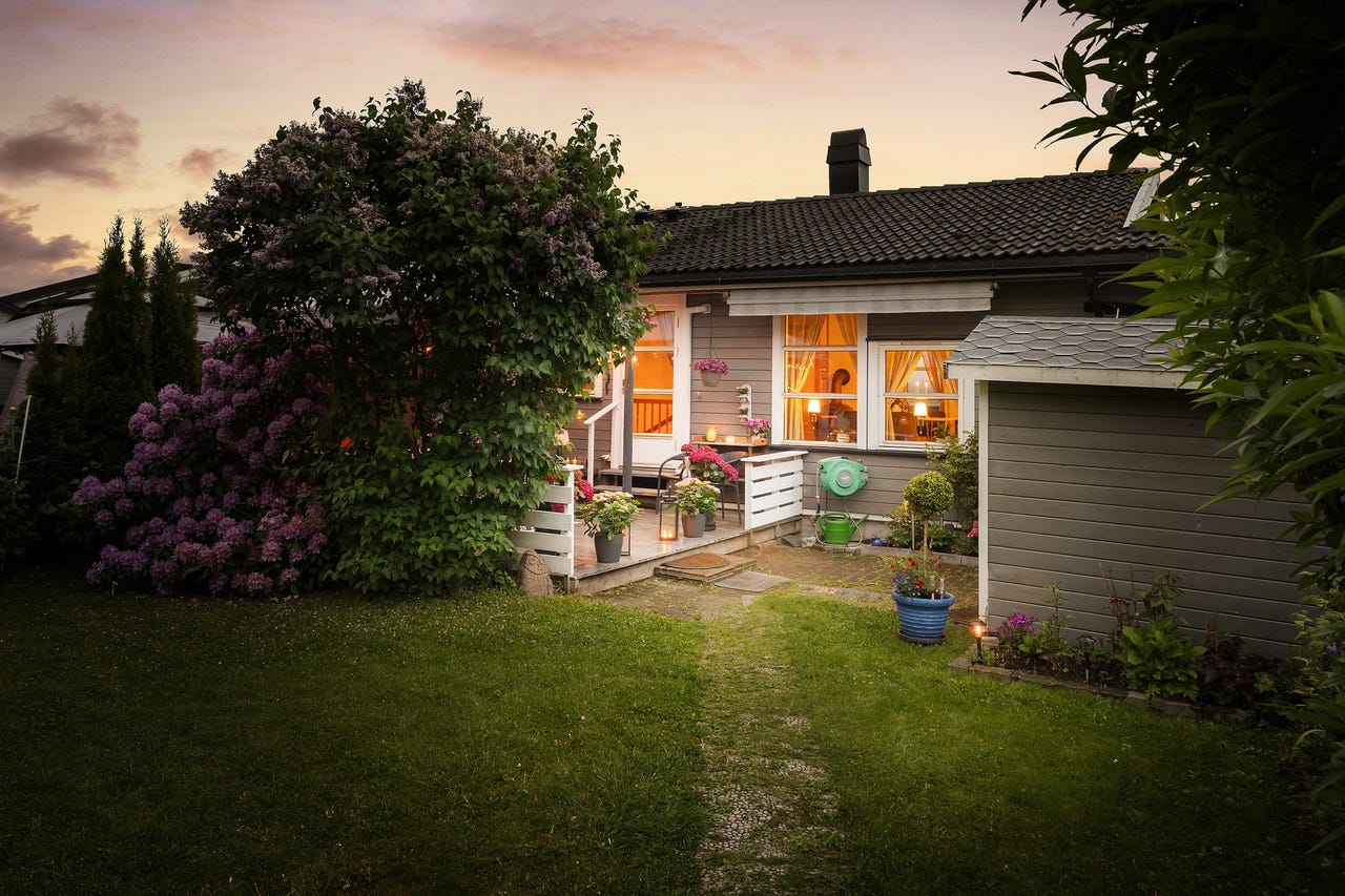 Familievennlig rekkehus med fantastisk utsikt | 3 sov | 20 kvm terrasse | Garasjeplass | Kort vei til alt !