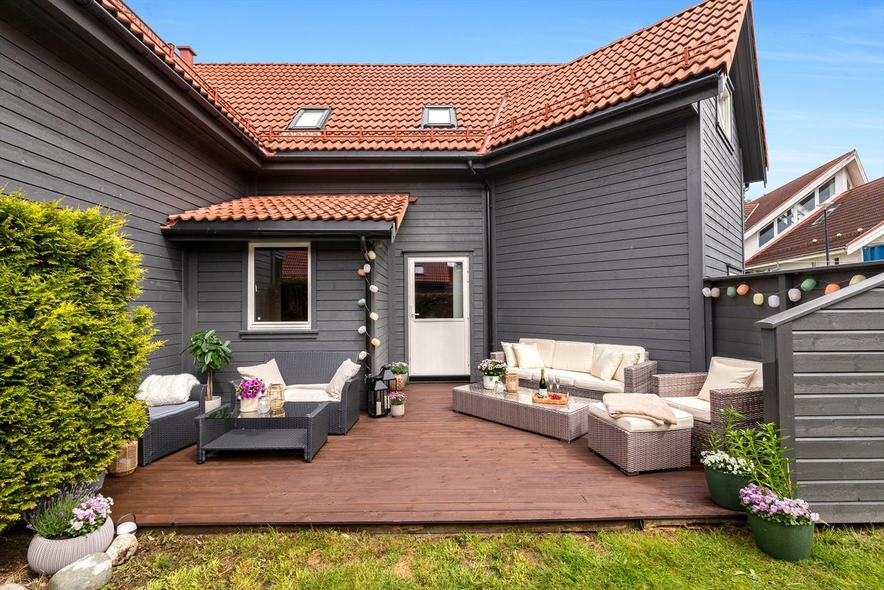 Tiltalende endeleilighet med stor solrik terrasse - 2 soverom - Felles parkering m/lader - Mulig å nedbetale fellesgjeld