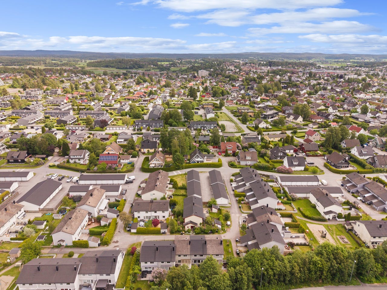 Familievennlig rekkehus over to plan | 3 soverom | Garasje i rekke m.lader| Kort vei til barnehage/skole.