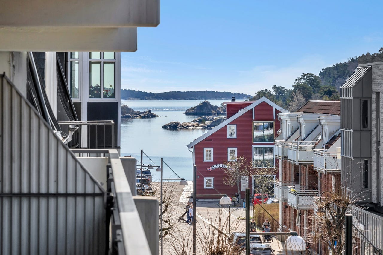 Utsikt fra veranda mot Byfjorden og Sjøhuset.