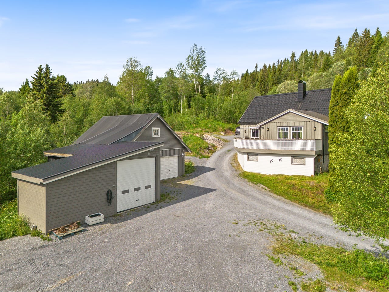 Stor landlig beliggende tomt. 3 garasjeplasser. Alle bofunksjoner på ett plan. Store verandaer.