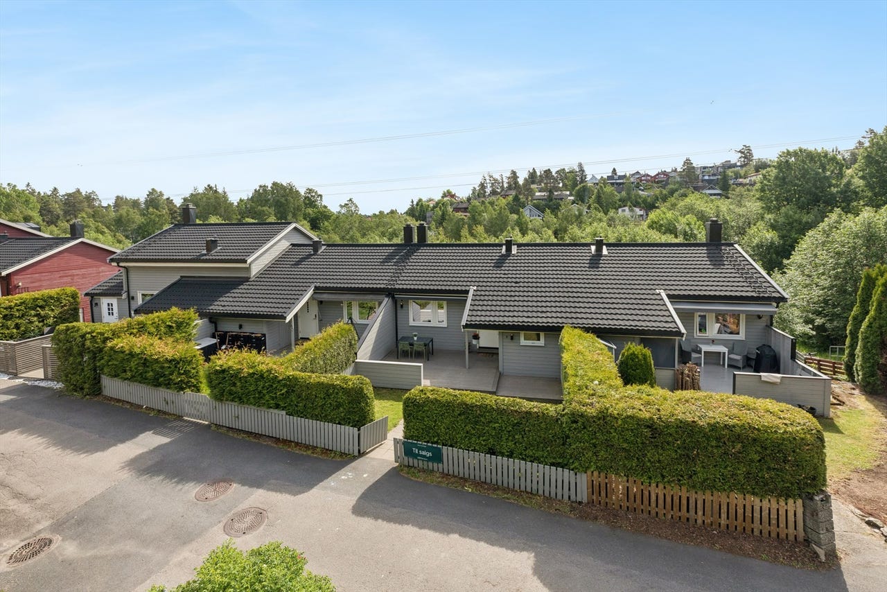 Pent rekkehus over 2 plan | Store terrassearealer | Garasje m/el-bil lader | Populært og svært barnevennlig boligområde