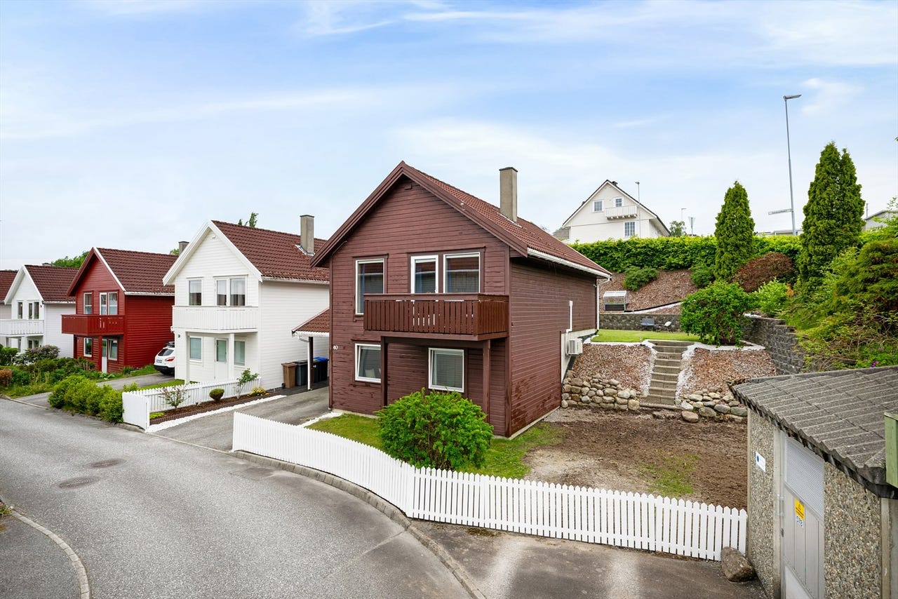 Enebolig med 3 soverom og carport | Moderne kjøkken fra 2017 | Ny varmepumpe i 2024
