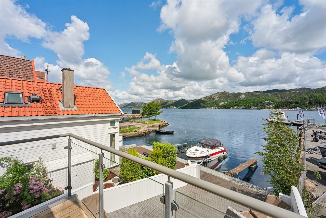 Lekker toppleilighet i tomannsbolig med attraktiv beliggenhet i første rekke mot fjorden | Båtplass | Fantastisk utsikt