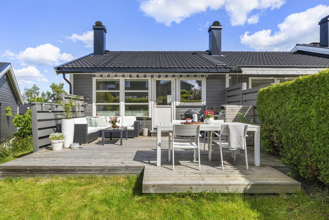 Oppgradert og lekkert enderekkehus m/ 3 sov. og to stuer - To markterrasser - Garasjeplass - Barnevennlig og sentralt!