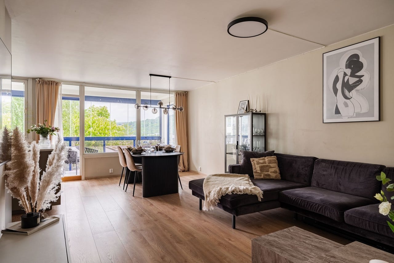 Rålekker 3-roms | Oppusset 2024/25 | Innglasset balkong på 12 m² | Garasje m/lader | V.v inkl | Rett v/ togstasjon