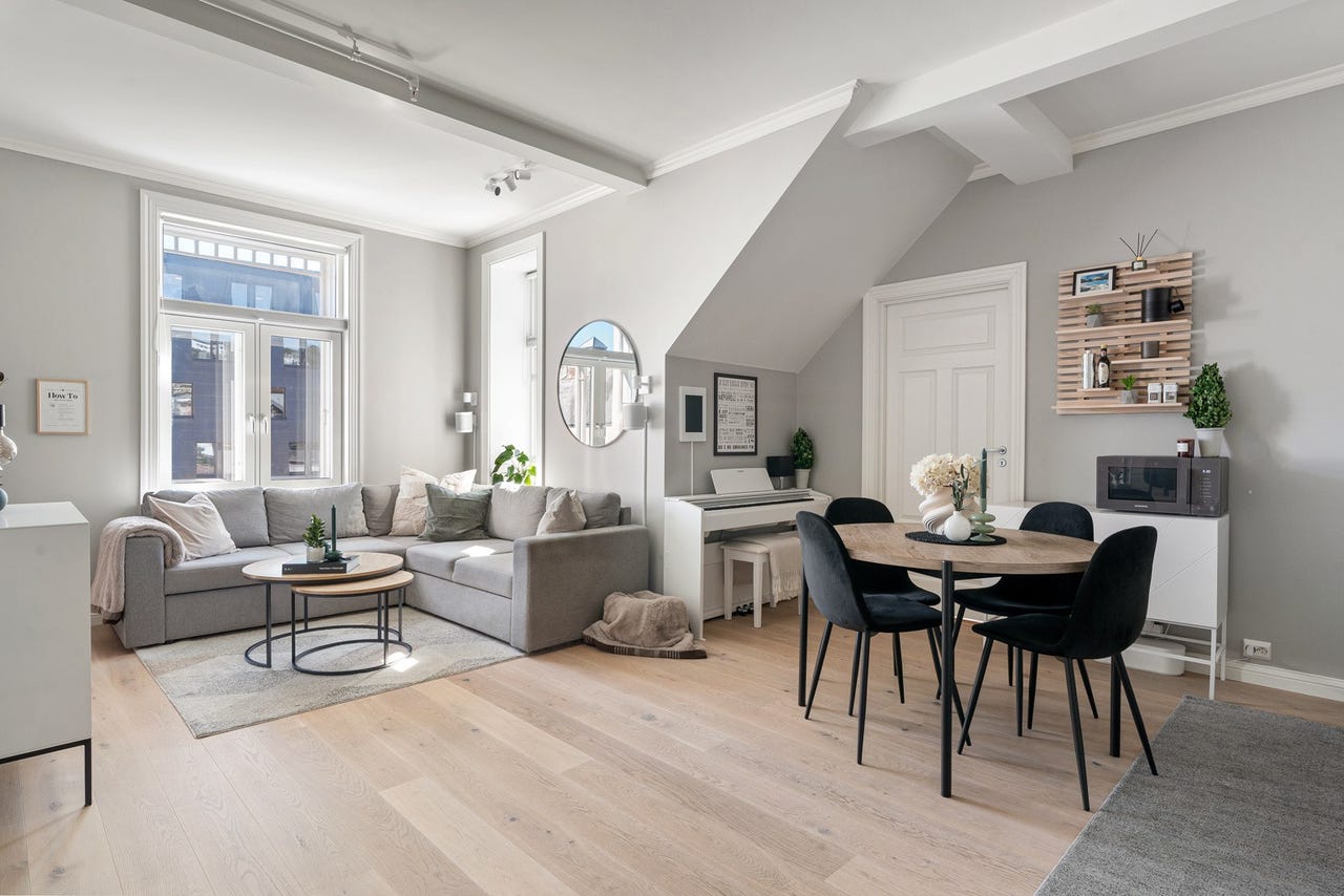 NYDELIG 3-ROMS SELVEIER | Høy standard | Klassisk særpreg | 2,8m takhøyde | Renovert 2018 | Gåavstand til alt!