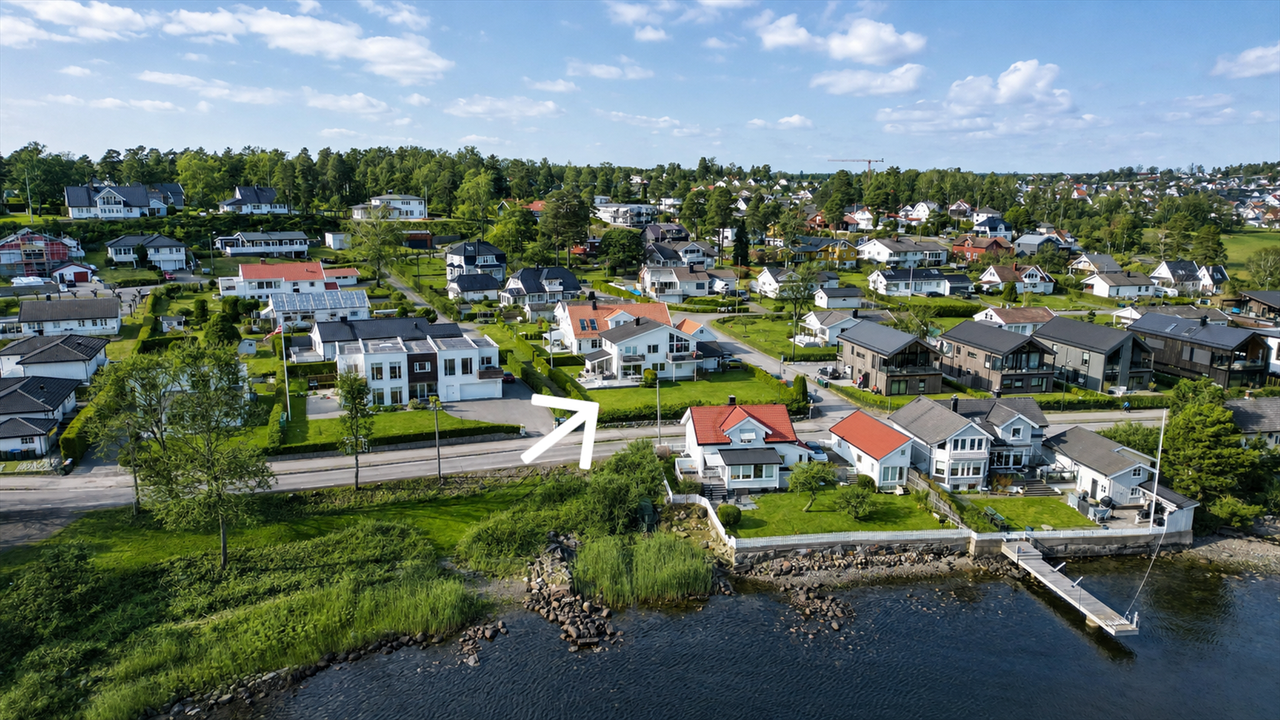 BUD MOTTATT! Sjøen utenfor døren | Stor bolig på solrik hjørnetomt i populære Bogen/ Husvik | Ca 800m til barneskole