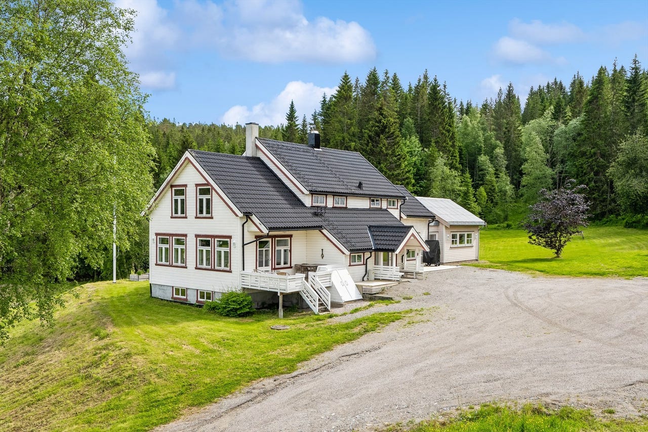 Ramsvikmoen Gård - Idyllisk småbruk med sjølinje og naust - Vakker sjøutsikt - Bakerhus - Selveid tomt på ca. 332 dekar